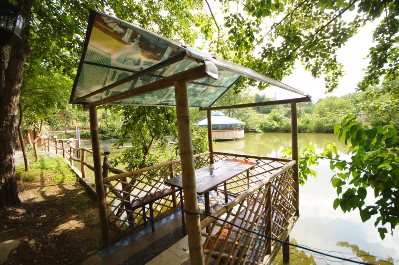 Oasis Gasamania Hotel บาทูมิ ภายนอก รูปภาพ